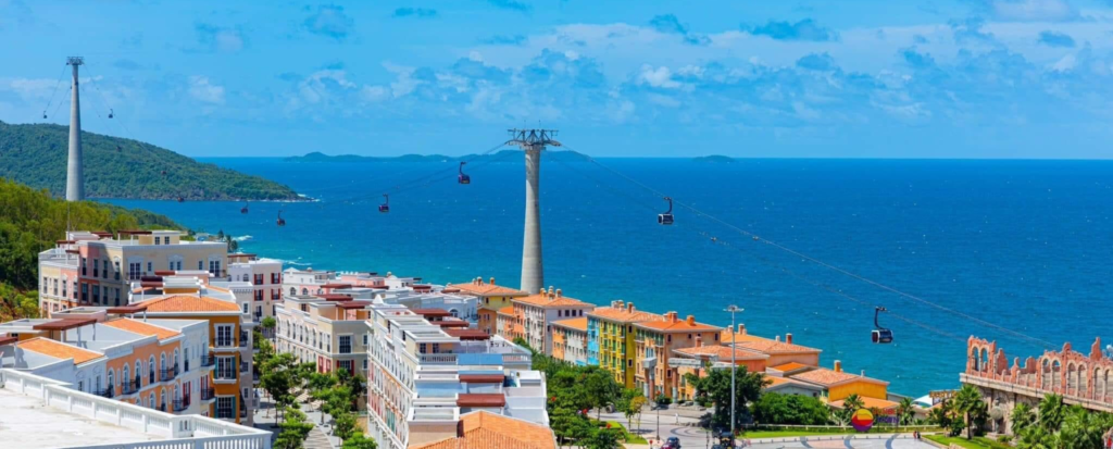 Với những điểm du lịch nổi tiếng như vậy, Phú Quốc không chỉ thu hút du khách bởi vẻ đẹp tự nhiên của nó qua ống kính mà còn bởi không gian yên bình, thoáng đãng và phong cảnh hùng vĩ nơi đảo ngọc này.